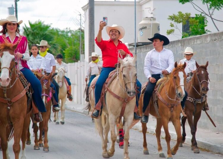 Cabalgan jinetes de Matamoros y brindan su apoyo al candidato Arturo Núñez Ruiz