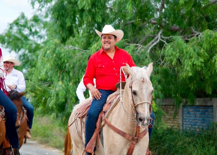 Cabalgan jinetes de Matamoros y brindan su apoyo al candidato Arturo Núñez Ruiz