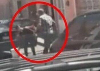 Captan pelea entre hombre y abuelita por lugar de estacionamiento