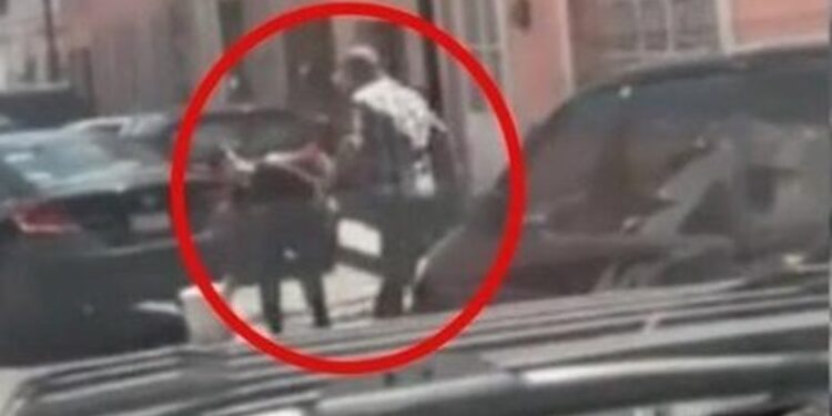 Captan pelea entre hombre y abuelita por lugar de estacionamiento