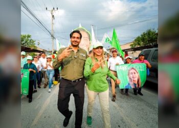 Carlos Peña Ortiz y Maki Ortiz fortalecen su vínculo con los vecinos de la Colonia Villas de Imaq