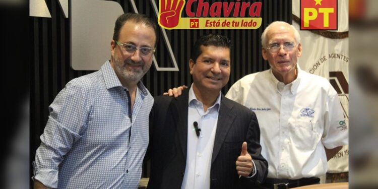 Chavira se reúne con agentes aduanales en NLD