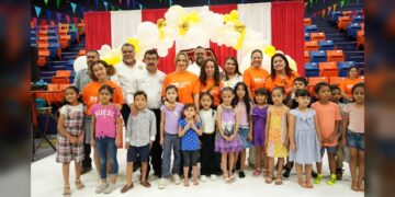Dámaso Anaya y su esposa presiden el festival del SUTUAT por el Día del Niño