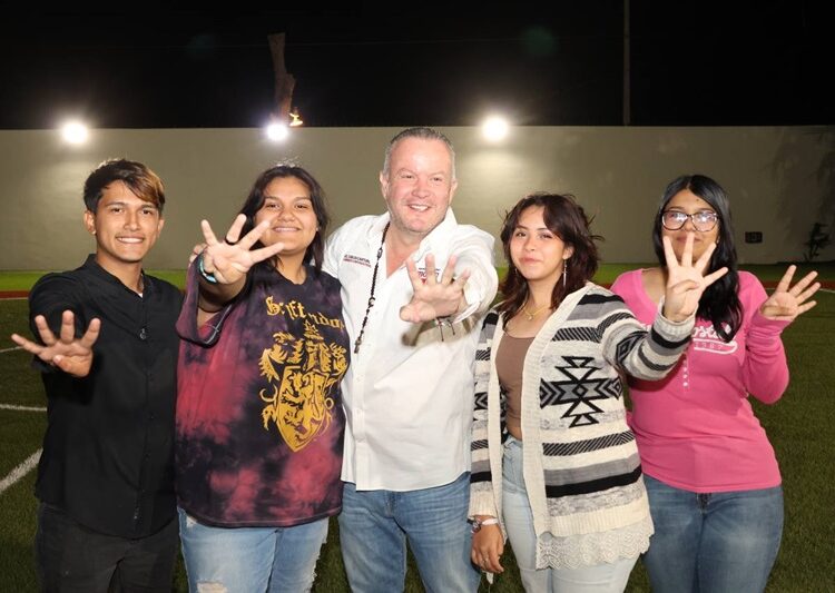 Dialoga Carlos Canturosas con juventudes neolaredenses