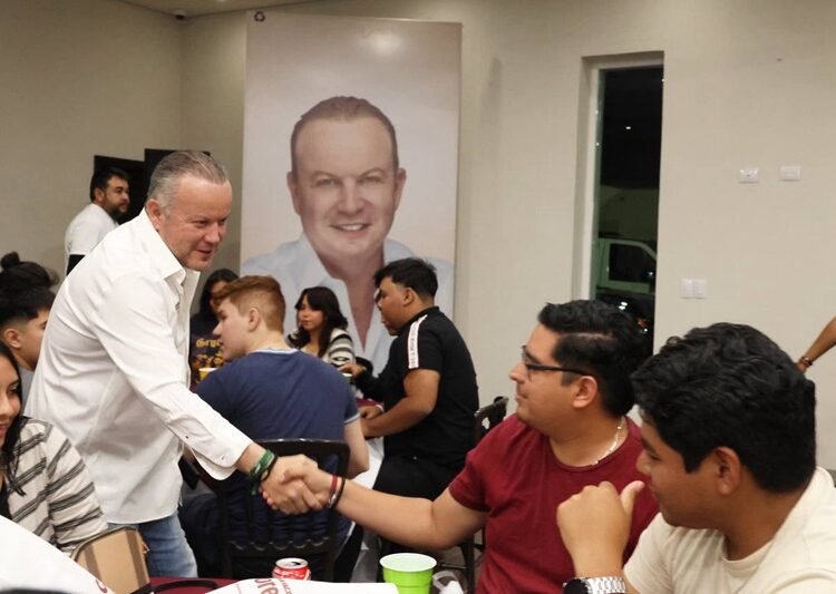 Dialoga Carlos Canturosas con juventudes neolaredenses