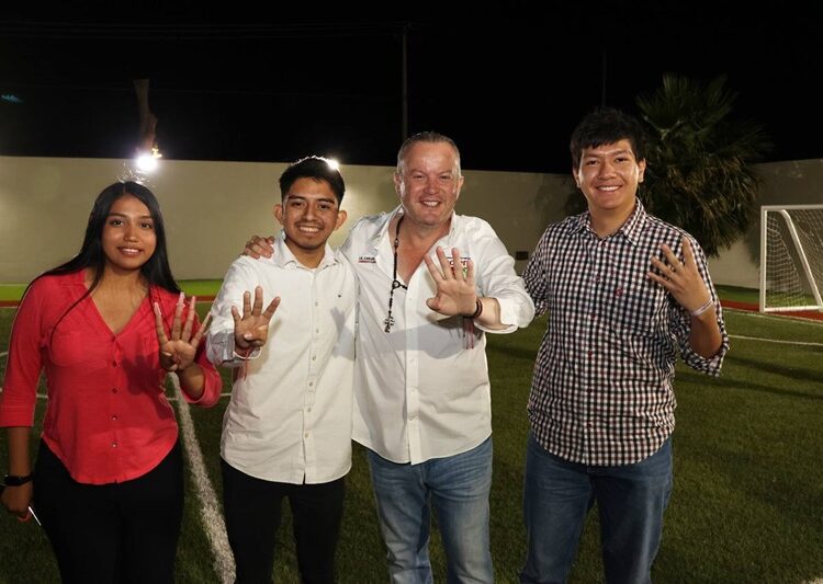 Dialoga Carlos Canturosas con juventudes neolaredenses