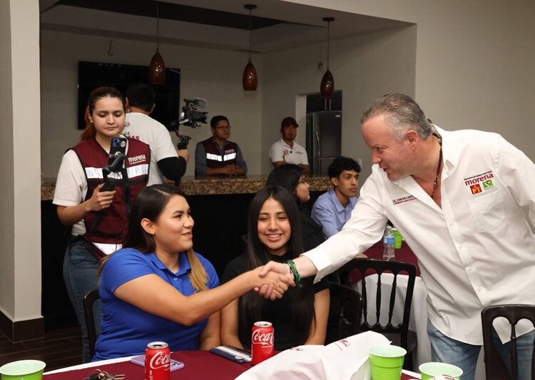Dialoga Carlos Canturosas con juventudes neolaredenses