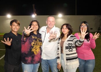 Dialoga Carlos Canturosas con juventudes neolaredenses