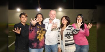 Dialoga Carlos Canturosas con juventudes neolaredenses