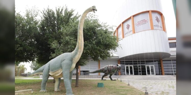 Con ‘Dinosaurios’ ambientan patios del Centro Cultural en NLD
