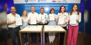 Exponen Rosa y Chucho estrategias de continuidad y desarrollo a socios de la CANACO
