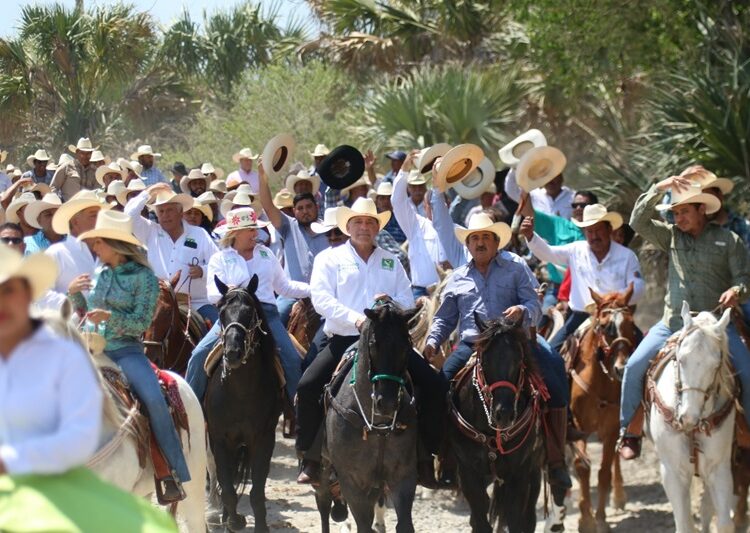 Hombres y mujeres de a caballo dan su respaldo a Geño