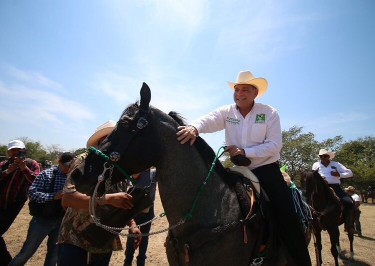 Hombres y mujeres de a caballo dan su respaldo a Geño