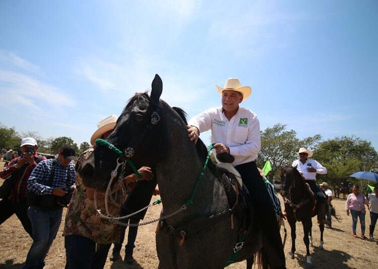Hombres y mujeres de a caballo dan su respaldo a Geño