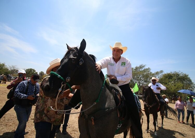 Hombres y mujeres de a caballo dan su respaldo a Geño