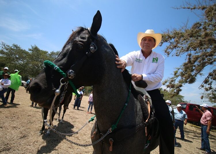 Hombres y mujeres de a caballo dan su respaldo a Geño
