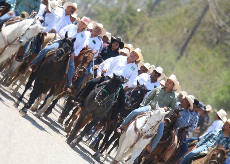 Hombres y mujeres de a caballo dan su respaldo a Geño