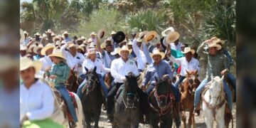 Hombres y mujeres de a caballo dan su respaldo a Geño