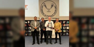 Imparte la UAT en Nuevo Laredo la Cátedra Octavio Paz con el escritor Anthony Stanton