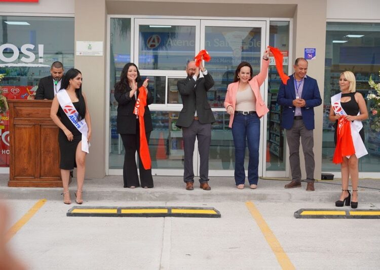 Inaugura candidata Carmen Lilia Canturosas nuevas Farmacias del Ahorro