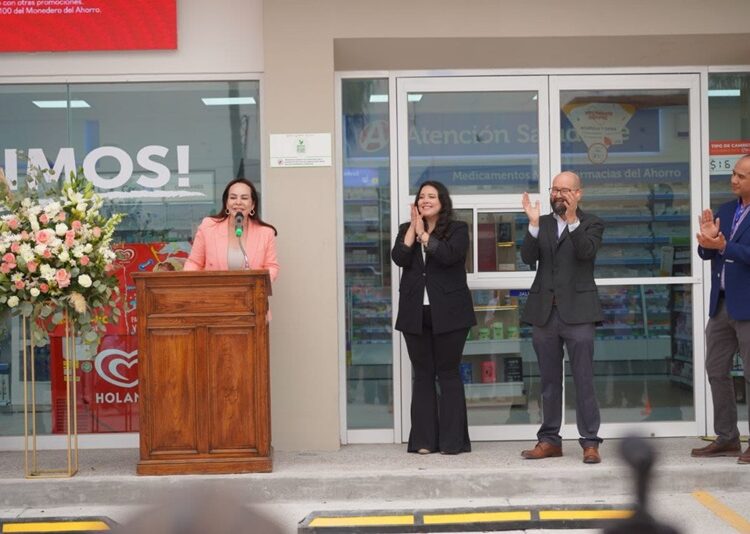 Inaugura candidata Carmen Lilia Canturosas nuevas Farmacias del Ahorro