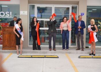 Inaugura candidata Carmen Lilia Canturosas nuevas Farmacias del Ahorro