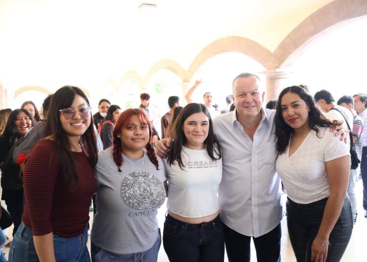 Legislará Carlos Cantúrosas para garantizar la educación en todos los niveles