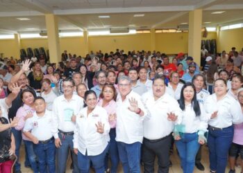 Pacta Armando Martínez compromisos con choferes de transporte público