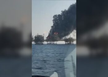 Pemex confirma un muerto en incendio de plataforma en Campeche
