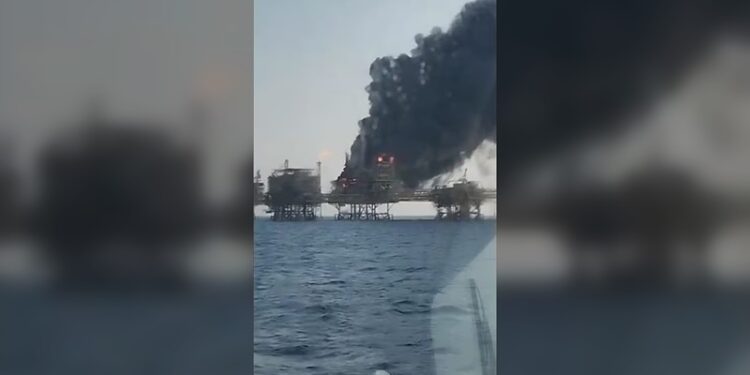 Pemex confirma un muerto en incendio de plataforma en Campeche