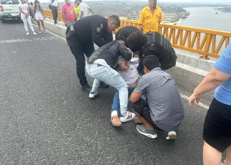 Personal de la Guardia Estatal evita suicidio en el Puente Tampico