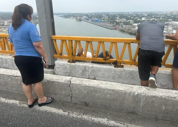 Personal de la Guardia Estatal evita suicidio en el Puente Tampico