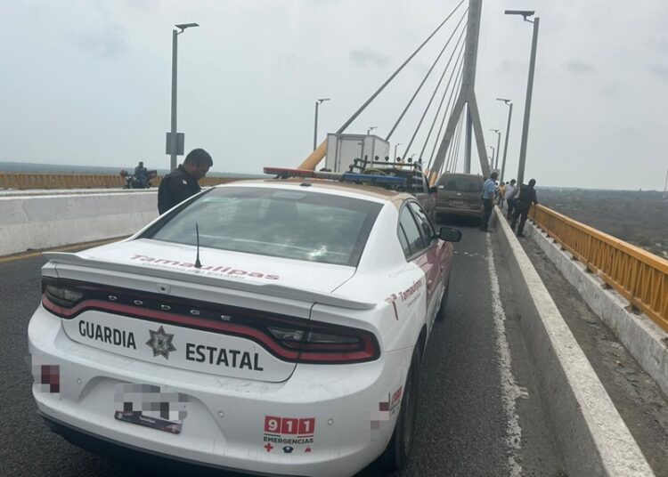Personal de la Guardia Estatal evita suicidio en el Puente Tampico