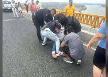 Personal de la Guardia Estatal evita suicidio en el Puente Tampico