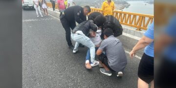 Personal de la Guardia Estatal evita suicidio en el Puente Tampico