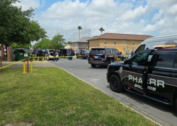 Muere persona calcinada y otra al salir expulsada de auto en choque múltiple en Edinburg