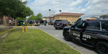 Muere persona calcinada y otra al salir expulsada de auto en choque múltiple en Edinburg