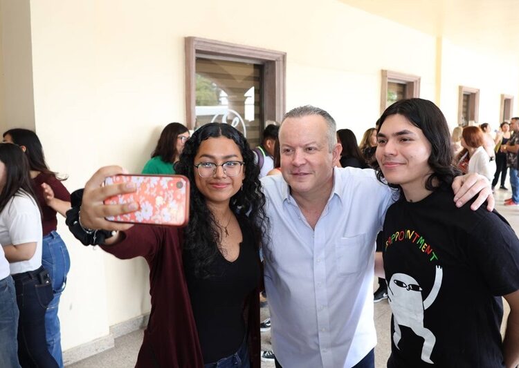 Promoverá Carlos Canturosas políticas para garantizar educación de niños y jóvenes neolaredenses