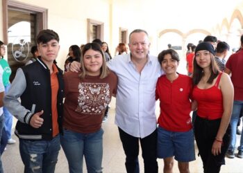 Promoverá Carlos Canturosas políticas para garantizar educación de niños y jóvenes neolaredenses