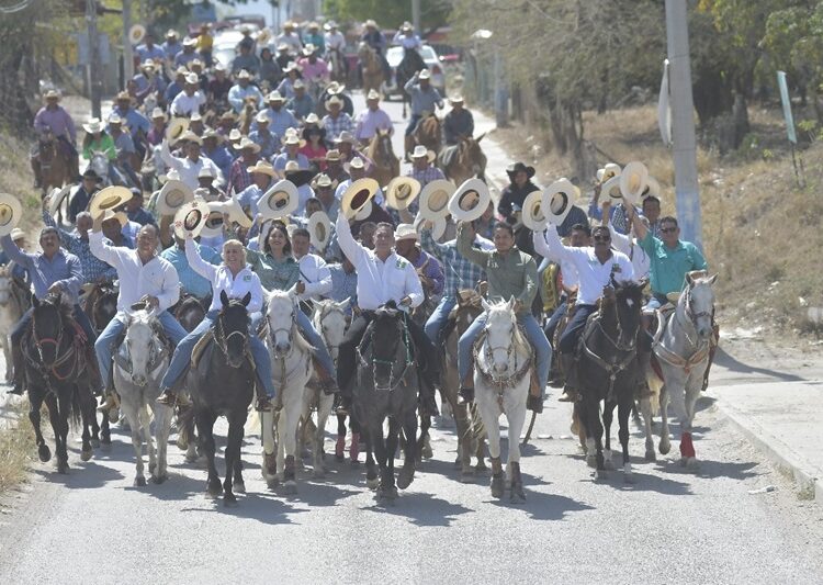 Regresan las cabalgatas; Geño reúne a más de 200 jinetes