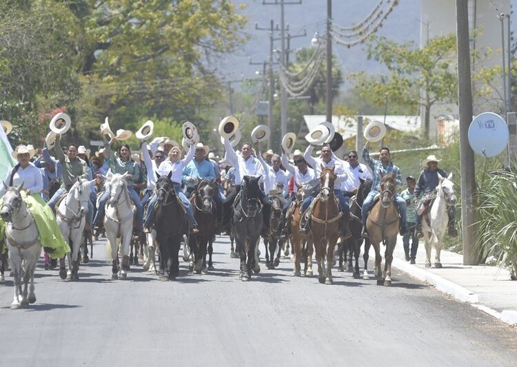 Regresan las cabalgatas; Geño reúne a más de 200 jinetes