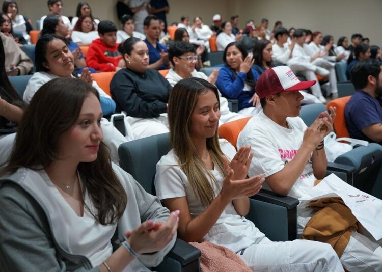 Respaldan estudiantes de medicina proyecto de Carmen Lilia Canturosas
