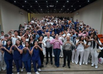 Respaldan estudiantes de medicina proyecto de Carmen Lilia Canturosas