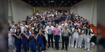 Respaldan estudiantes de medicina proyecto de Carmen Lilia Canturosas