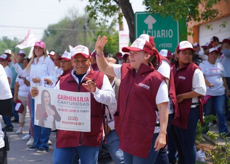 Se unen cientos de neolaredenses a pegoteo en apoyo a Carmen Lilia Canturosas