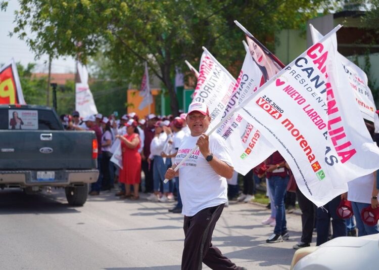Se unen cientos de neolaredenses a pegoteo en apoyo a Carmen Lilia Canturosas
