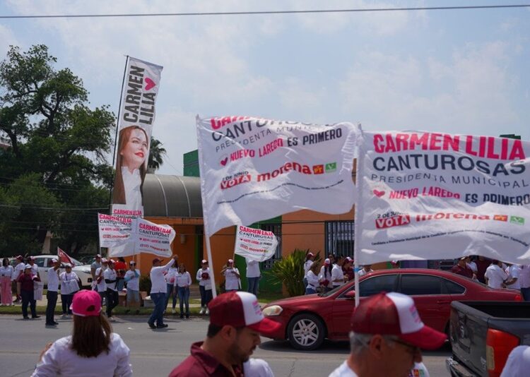 Se unen cientos de neolaredenses a pegoteo en apoyo a Carmen Lilia Canturosas