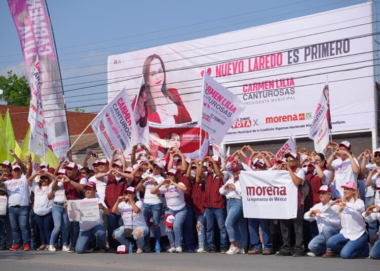 Se unen cientos de neolaredenses a pegoteo en apoyo a Carmen Lilia Canturosas