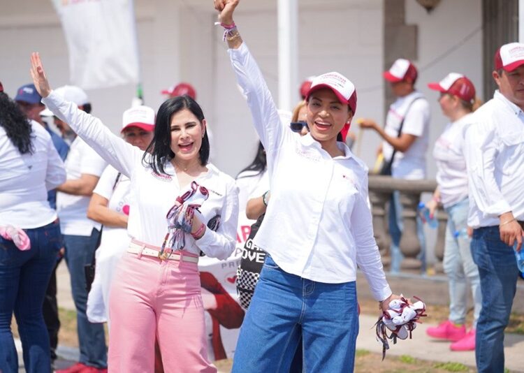 Se unen cientos de neolaredenses a pegoteo en apoyo a Carmen Lilia Canturosas