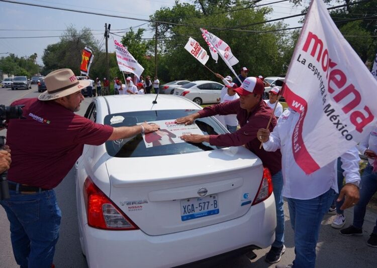 Se unen cientos de neolaredenses a pegoteo en apoyo a Carmen Lilia Canturosas